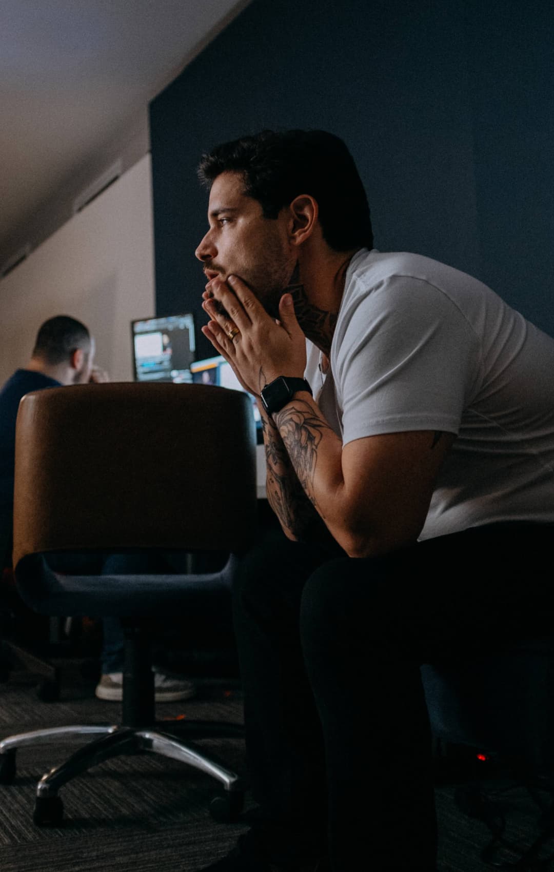 Homem pensativo trabalhando no laptop